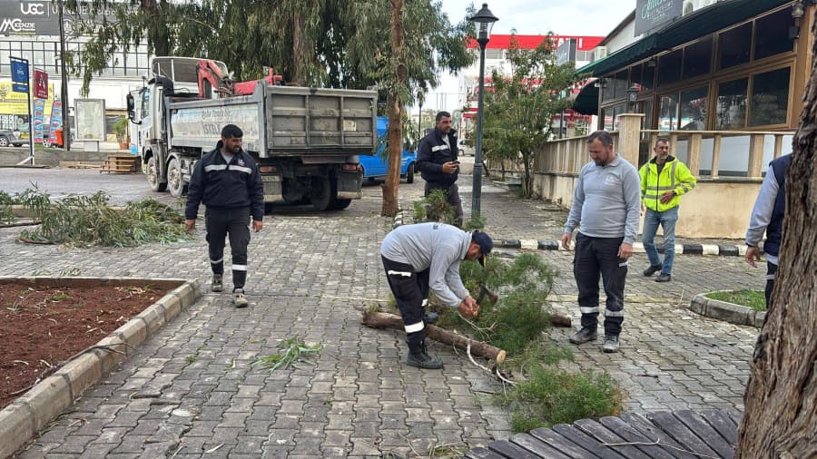 Dr. Fazıl Küçük Parkı’nda ( İskele Boğaz) rüzgarın etkisiyle devrilen ağaçlara ekiplerimiz tarafından hızlıca müdahale ediliyor.