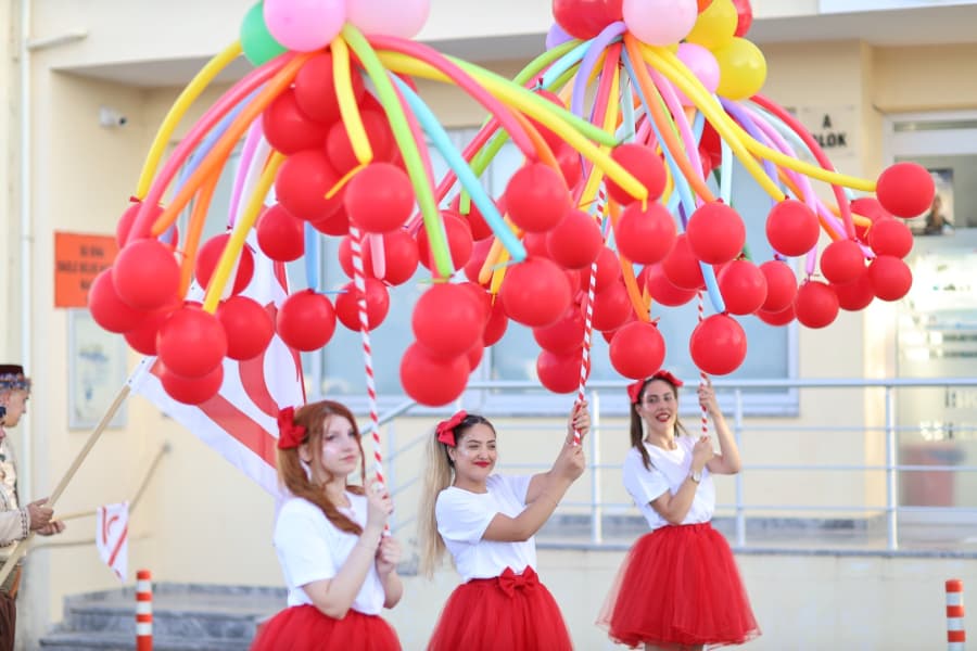 Festivaller Festivali, Geleneksel İskele Festivali'nin festival korteji, karnavala dönüştü