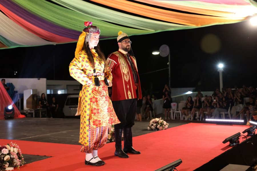 FESTİVALLER FESTİVALİ 53 YAŞINDA YÖRESEL KOSTÜMLER GÖRÜCÜYE ÇIKTI KIZLAR VE ERKEKLER BİRİNCİLİK İÇİN SAHNEDEYDİ