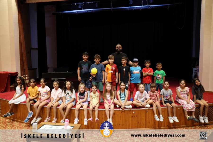ÇOCUKLAR KORO KURSUNDA EĞLENİRKEN ÖĞRENİYOR