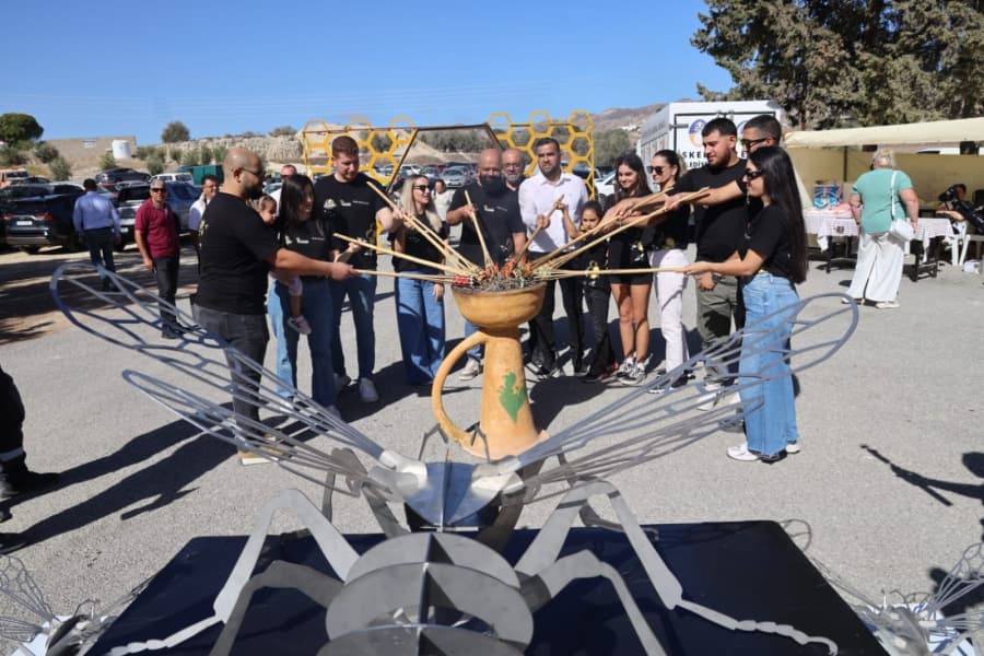 Zeytin dallarının tütsüsüyle mis gibi kokuyor köyümüz