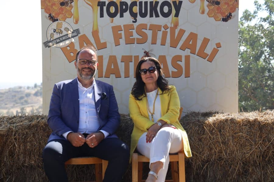 Başkanımız Hasan Sadıkoğlu, eşi Özlem Sadıkoğlu ile birlikte misafirleri karşıladığı Topçuköy Bal Festivali