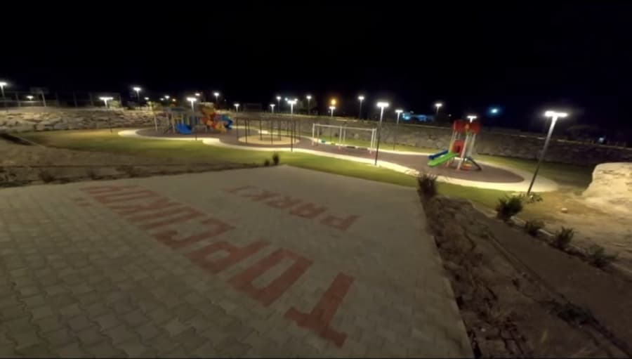 Topçuköy Parkı, gündüz olduğu kadar gece de ışıl ışıl