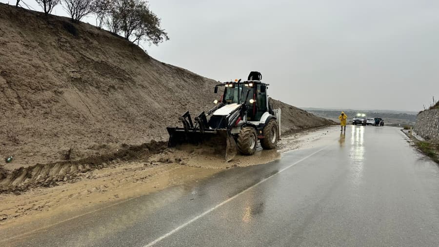Ergazi–Kilitkaya yolu arasında meydana gelen toprak kaymasına ekiplerimiz anında müdahale ediyor.
