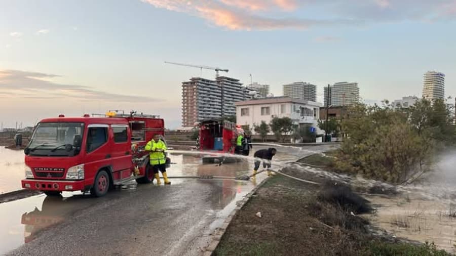 Sağanak yağış sonrası su baskınının yaşandığı ve vatandaşlarımızın evlerine ulaşmakta güçlük çektiği Long Beach bölgesinde