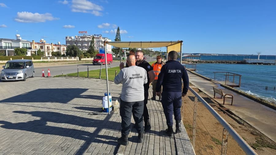 İSKELE BELEDİYESİ’NDEN ŞAP HASTALIĞINA KARŞI ÖNEMLİ ÖNLEM DEZENFEKTAN NOKTASI