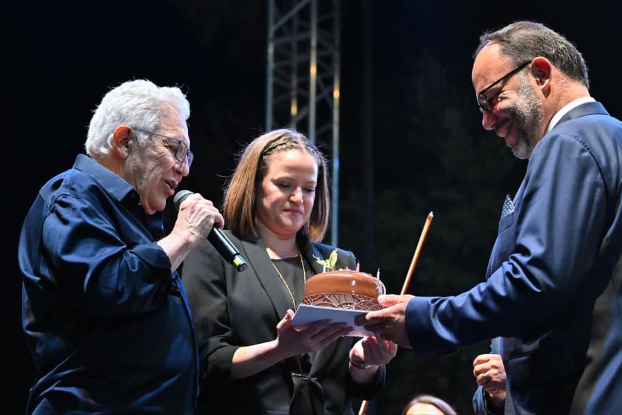 10 GÜN SÜRECEK FESTİVALİN AÇILIŞ KONSERİNİ ZÜLFÜ LİVANELİ VERDİ