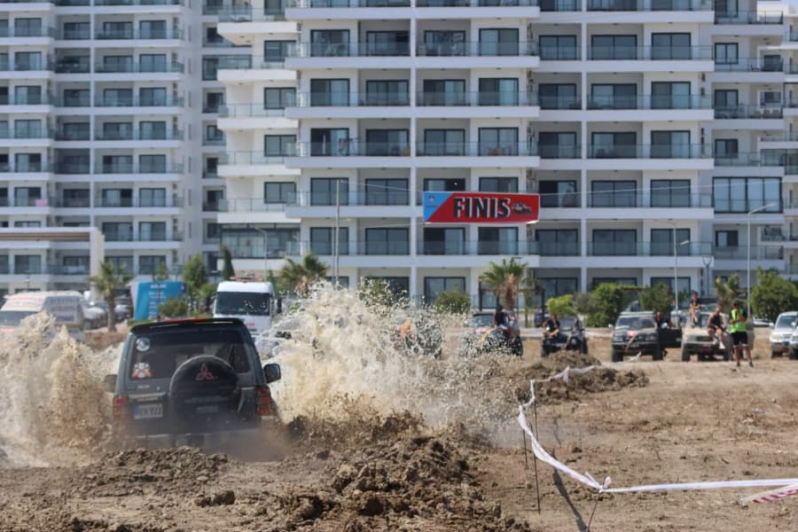 ÇAMUR, ADRENALİN VE HEYECAN LONG BEACH'TE BULUŞTU İSKELE BELEDİYESİ TARAFINDAN DÜZENLENEN OFF-ROAD YARIŞI