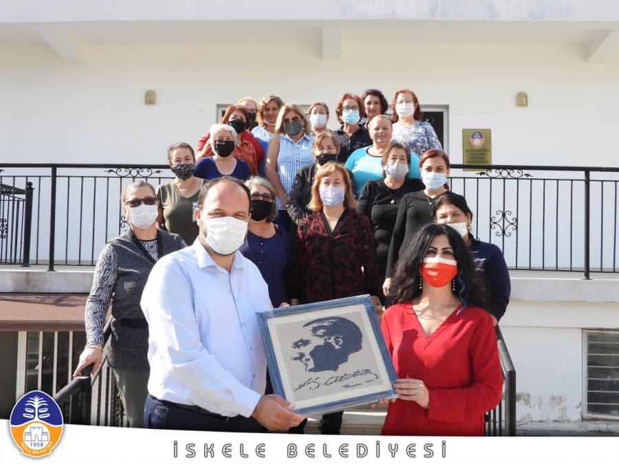 KÖY KADIN KURSLARINDA PANDEMİ DÖNEMİ BAŞKAN SADIKOĞLU, İSKELE KÖY KADIN KURSU MERKEZİ’Nİ ZİYARET ETTİ